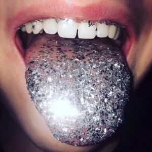 La nuova tendenza: glitter tongue. Stefania Barbieri