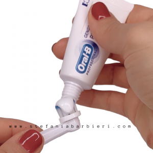 utilizza una pallina di dentifricio_ 6 segreti per l'igiene orale_stefania barbieri 